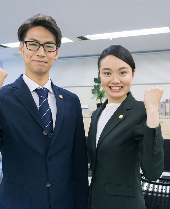 ガッツポーズする弁護士