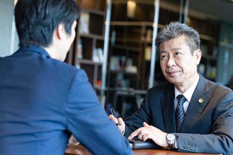 クライアントと会議を行う男性弁護士